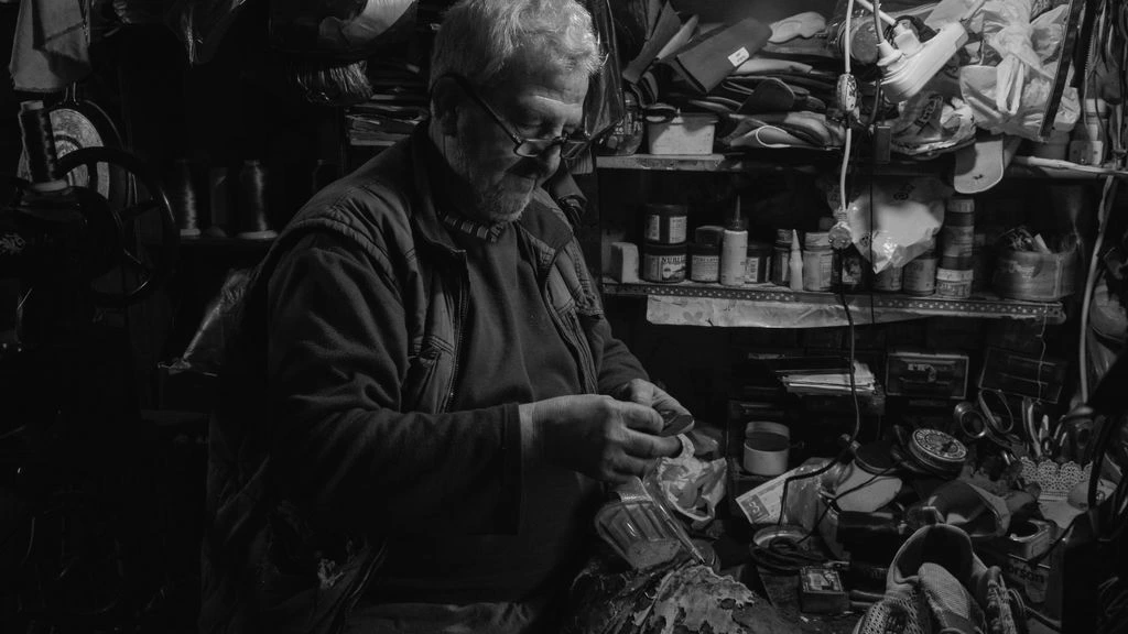 Artesano trabajando la pizarra en un pueblo de Asturias, fotografía documental