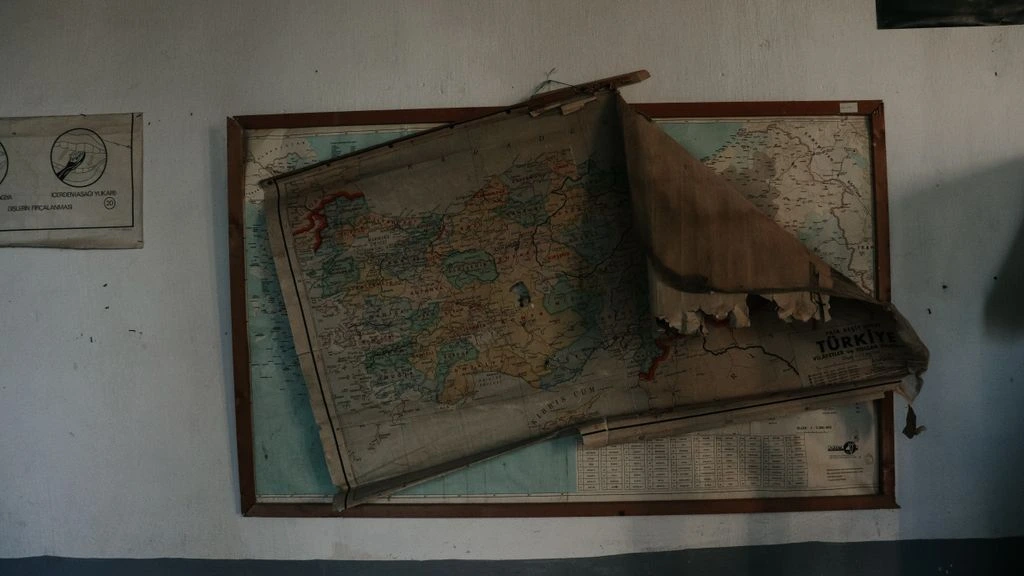 Cuaderno de campo abierto sobre una mesa de piedra con mapa dibujado a mano