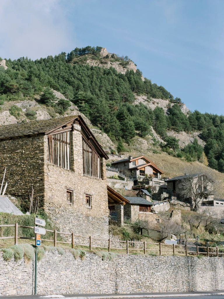 Aldea de piedra en los Picos de Europa con hórreos tradicionales